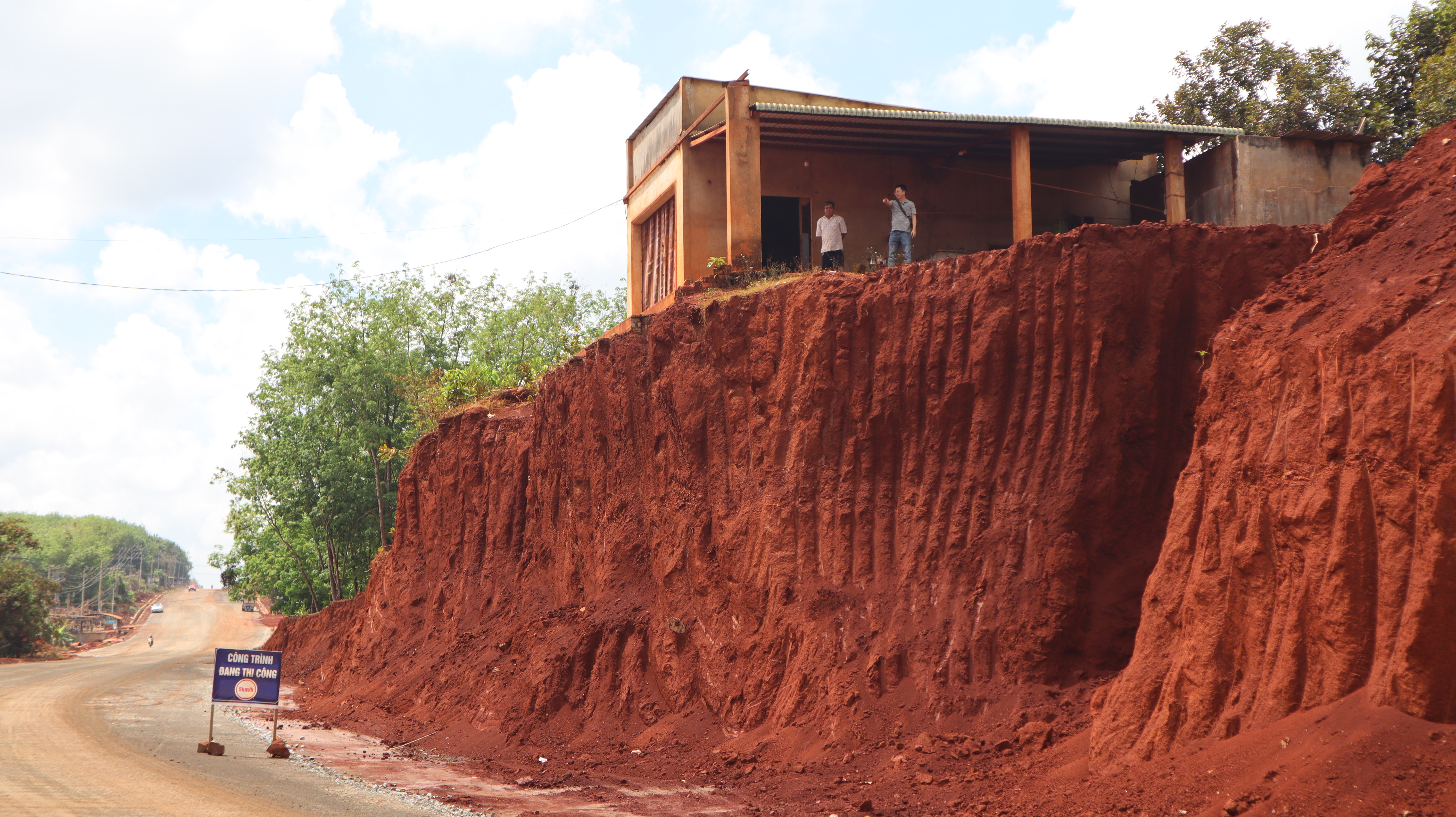 Nhiều nhà dân chênh vênh bên mép vực sâu: Chủ đầu tư nói gì? - Ảnh 1.