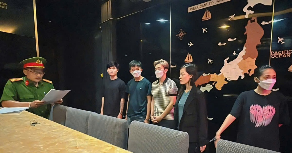 Chủ và nhân viên nhà hàng ở TPHCM bị cáo buộc lột đồ khách để ép trả tiền - 1