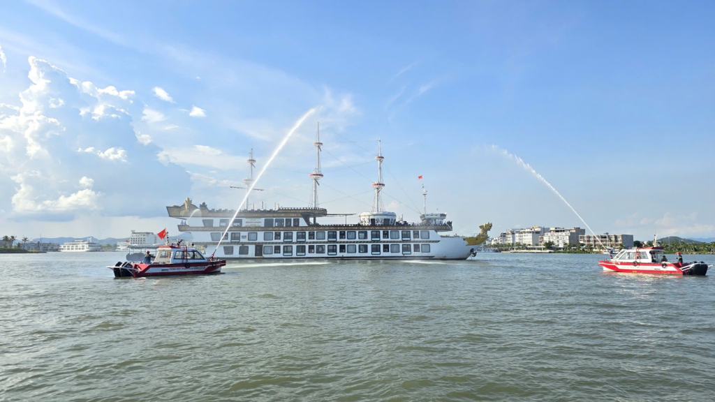 Cảnh tượng trên vịnh Hạ Long khiến nhiều người bất ngờ, nhận xét: Cảnh tượng trên vịnh Hạ Long khiến nhiều người bất ngờ, nhận xét: