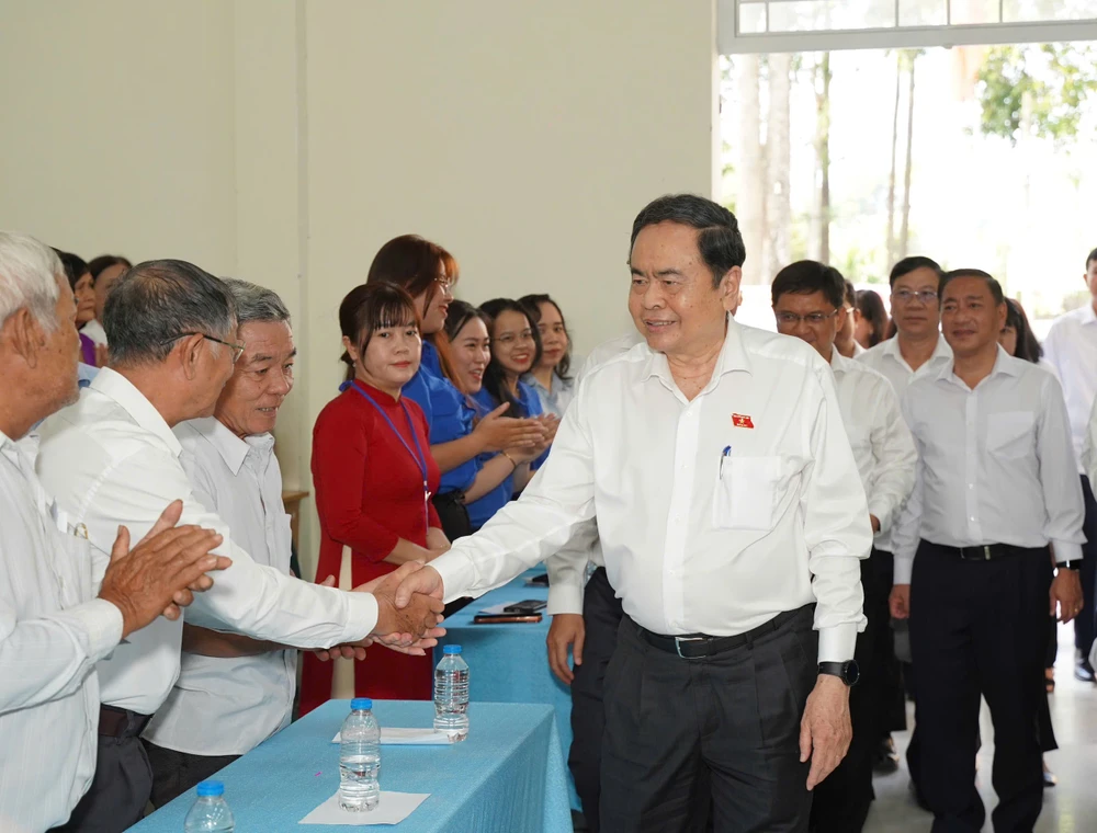 Chủ tịch Quốc hội Trần Thanh Mẫn gặp gỡ cử tri trước hội nghị. Ảnh: THUẬN VĂN chu-tich-quoc-hoi-tran-thanh-man-4.jpg