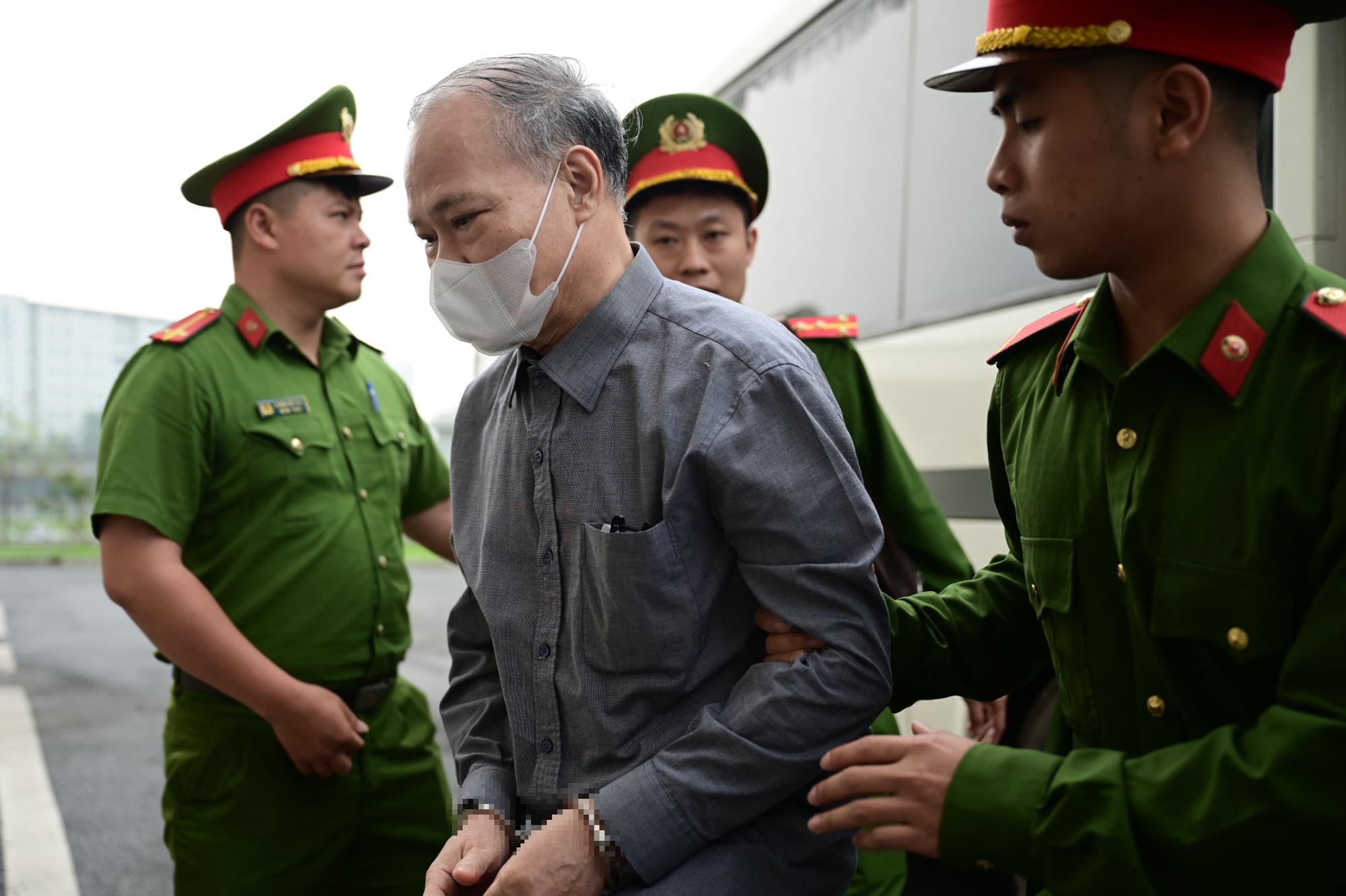 Chùm ảnh cựu thứ trưởng và 20 người ra tòa vụ doanh nghiệp hối lộ 40 tỉ 1 Chùm ảnh cựu thứ trưởng và 20 người ra tòa vụ doanh nghiệp hối lộ 40 tỉ - Ảnh 1.