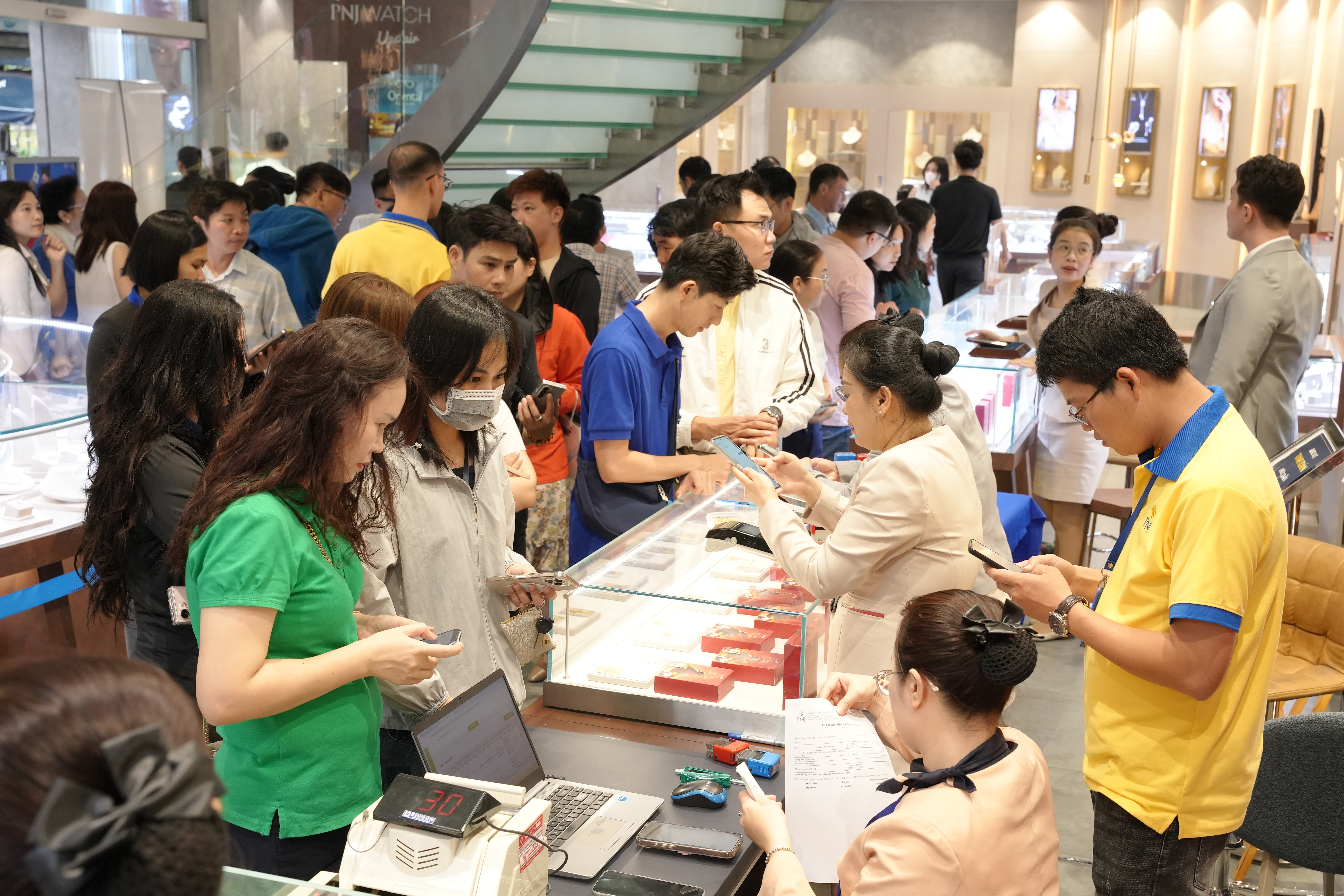 Chứng khoán, vàng, bạc biến động mạnh 1 Chứng khoán, vàng, bạc biến động mạnh - Ảnh 1.