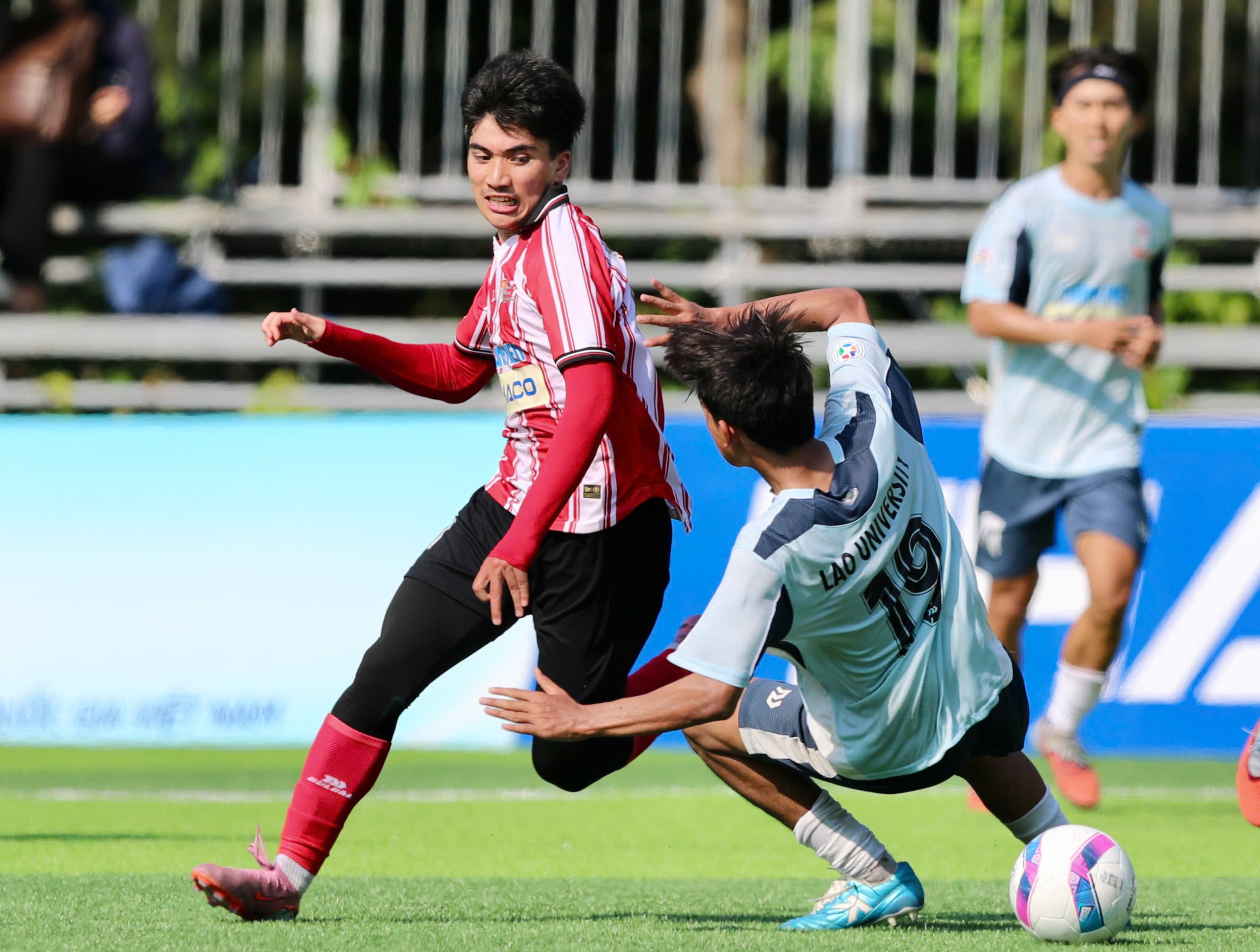 Trợ lý HLV Lào: 'Chúng tôi cổ vũ hết mình cho Trường ĐH Nha Trang’- Ảnh 2.