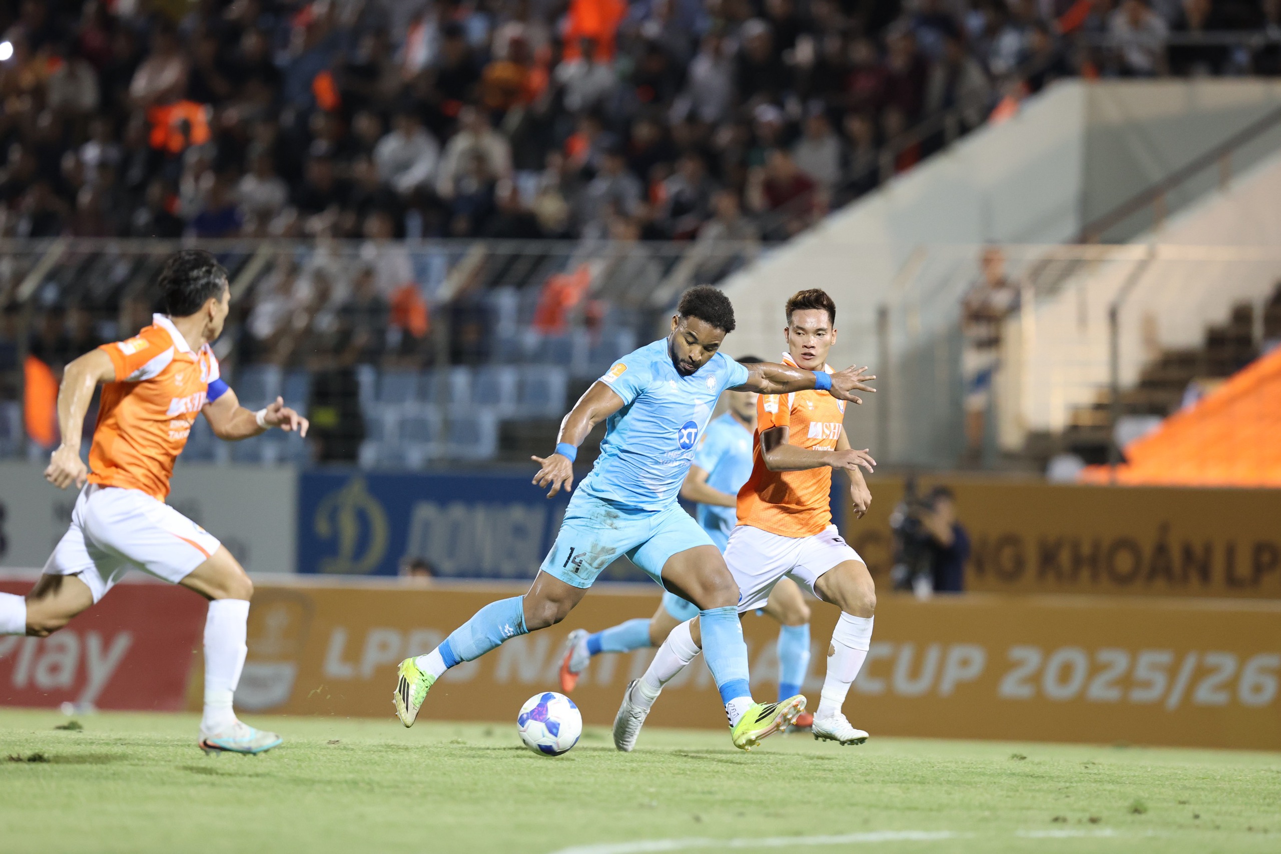 Xuân Son háo hức tái ngộ Hoàng Hên: 'Chúng tôi muốn chiến đấu vì màu cờ sắc áo Việt Nam’- Ảnh 1.