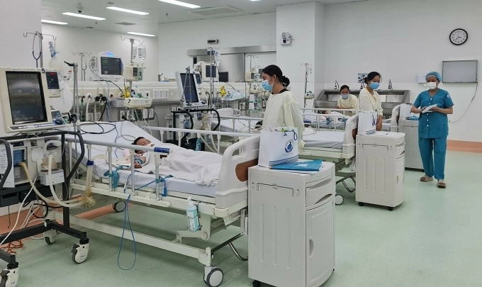 Trẻ mắc tay chân miệng nguy kịch phải điều trị thở máy, lọc máu tại Bệnh viện Nhi đồng 1. Ảnh: Lê Phương