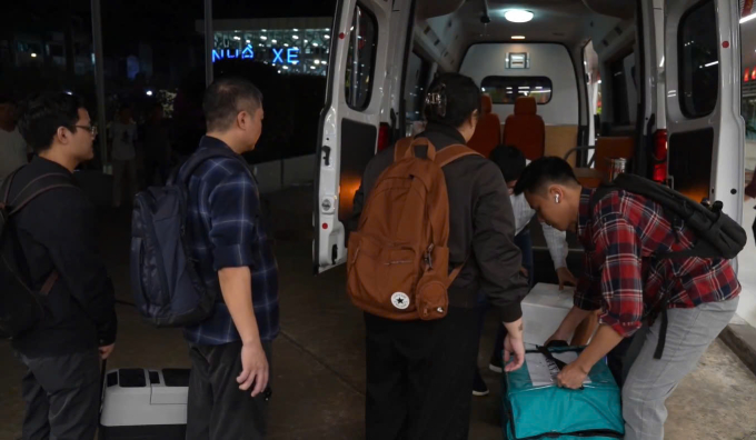 Các bác sĩ vận chuyển tạng ra sân bay. Ảnh: Bệnh viện cung cấp