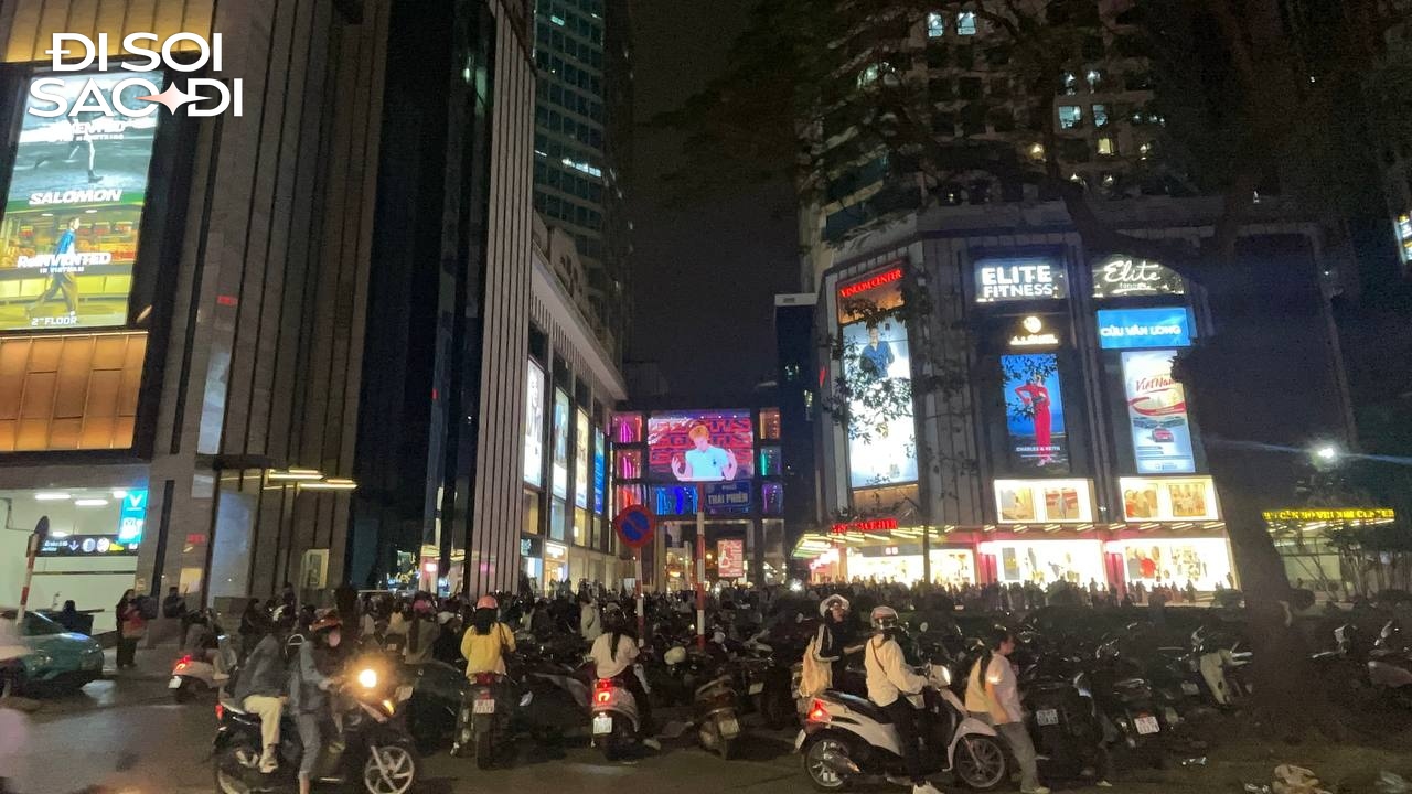 Chuyện gì xảy ra khiến Vincom Bà Triệu chen chúc người tối 20/3?- Ảnh 2.