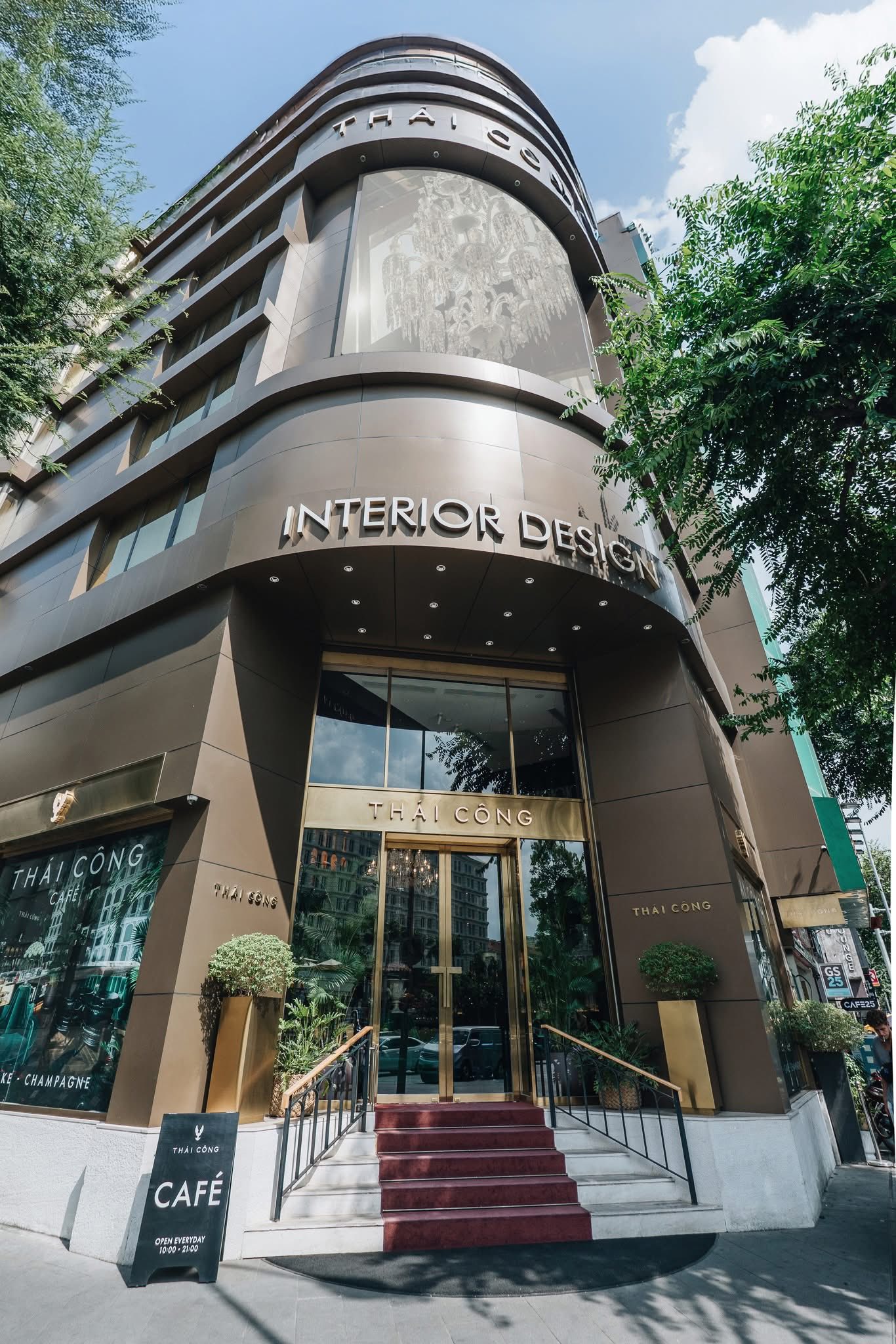 Chuyện gì đang xảy ra trong quán cà phê của Thái Công?- Ảnh 1.