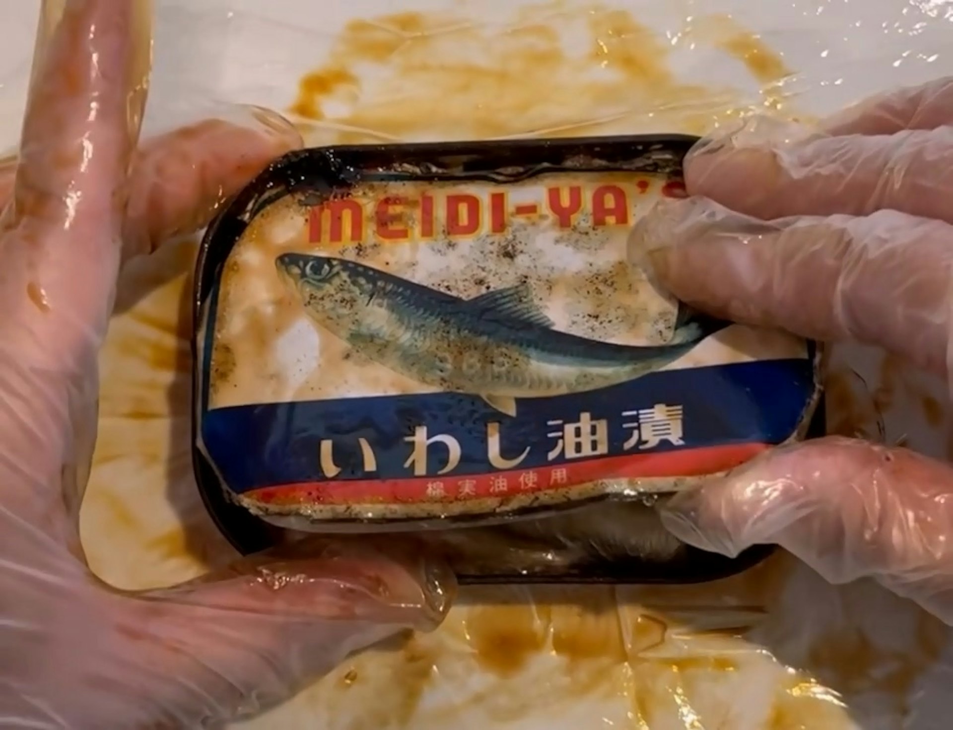 Hộp cá mòi bị “bỏ quên” hơn 50 năm được mở ra: Chuyên gia nhìn thấy gì mà vội cảnh báo?- Ảnh 1.