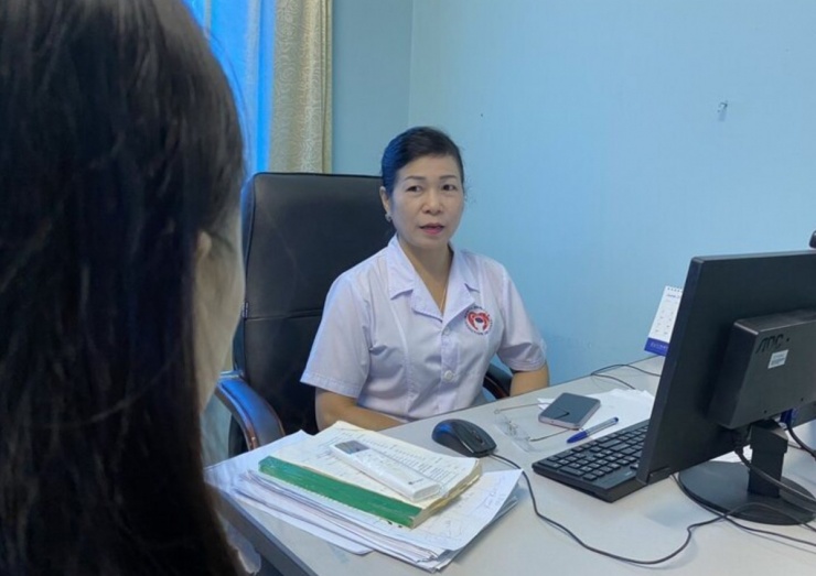 TS.BS Trần Thị Hồng Thu thăm khám cho bệnh nhân. (Ảnh: NVCC)