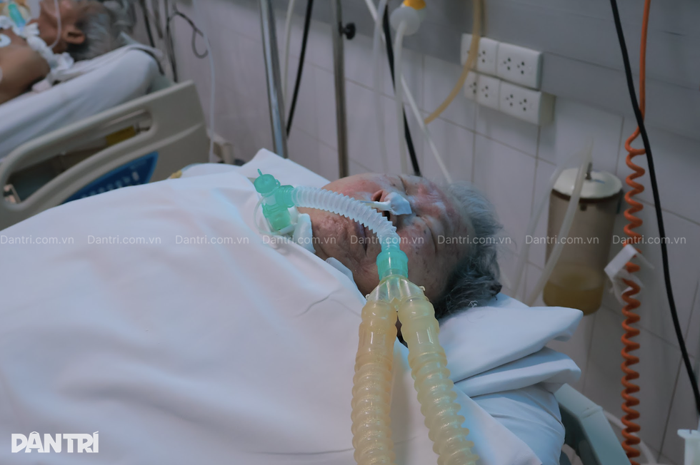 Chuyện hộ lý 98 tuổi nằm một chỗ 3 năm tại bệnh viện cổ nhất Việt Nam - 1