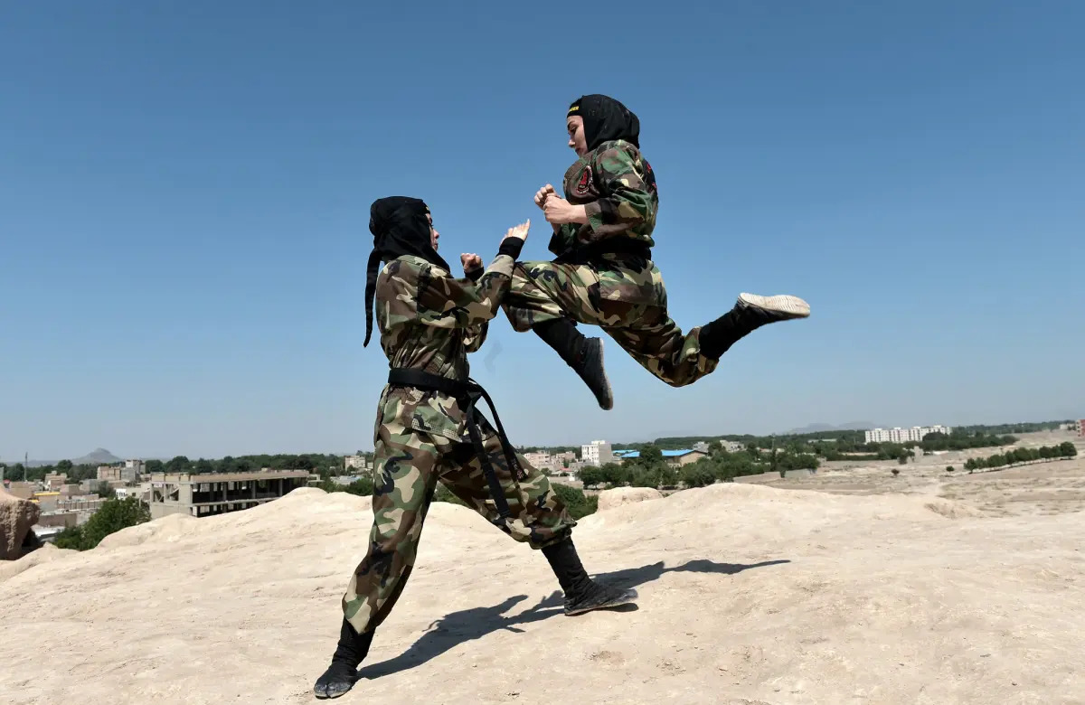 Chuyện về 'đạo quân' ninja nữ của Iran - Ảnh 1.