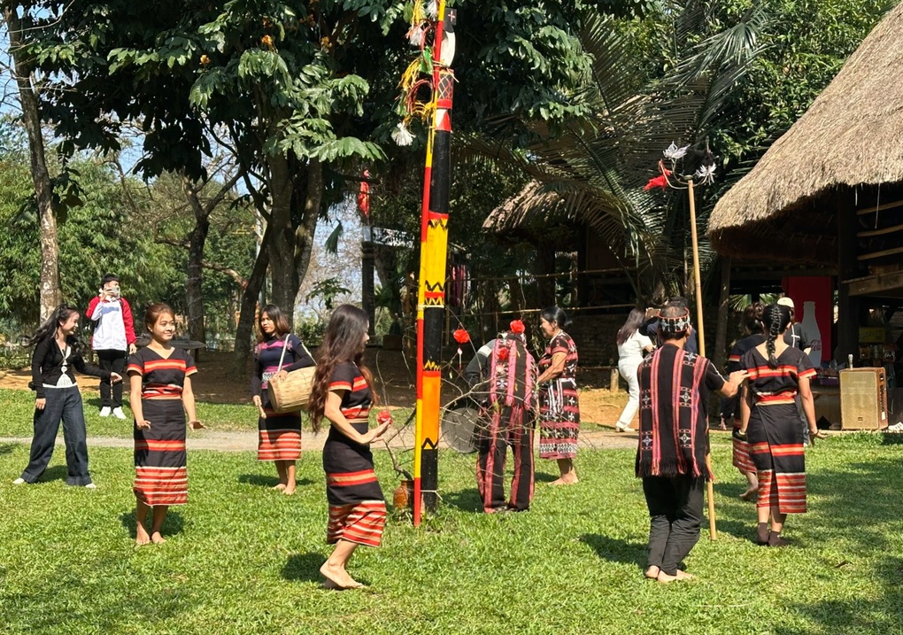 Chuyện về những người gìn giữ điệu múa “Răm May Tắc - 1