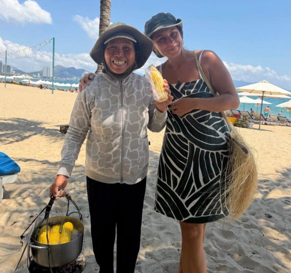 Cô bán ngô ở Việt Nam nổi tiếng vì hát tiếng Nga mời khách mua hàng - 1