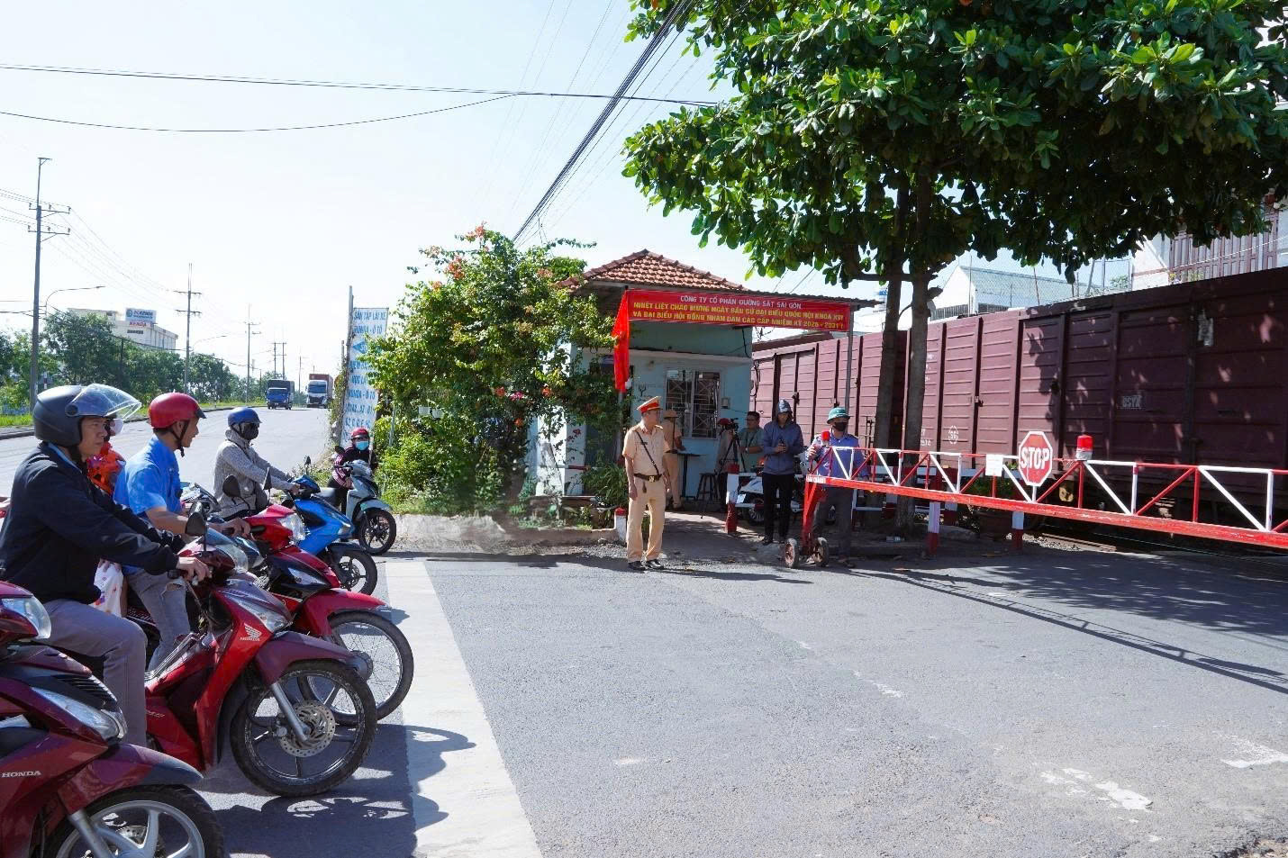 Thực hư lỗi vượt đèn tín hiệu đường sắt bị phạt như lỗi vượt đèn đỏ? - Ảnh 1.