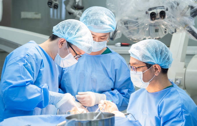 Các bác sĩ Bệnh viện Chợ Rẫy phẫu thuật cho bệnh nhân. Ảnh: Bệnh viện cung cấp