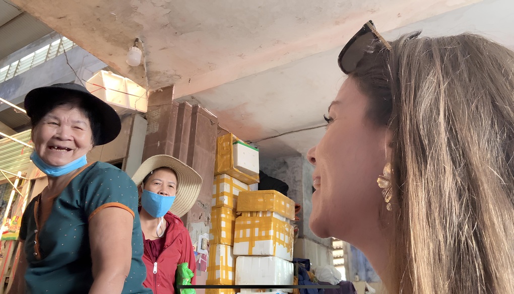 Cô gái Mỹ đến Việt Nam chữa lành, xúc động nụ hôn của một phụ nữ câm - 1