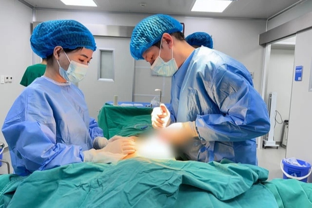 Cô gái cầu cứu bác sĩ vì vòng một bất ngờ xẹp một bên - 1