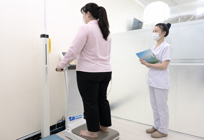 Nhi đo thành phần cơ thể bằng máy InBody 770. Ảnh: Bệnh viện Đa khoa Tâm Anh