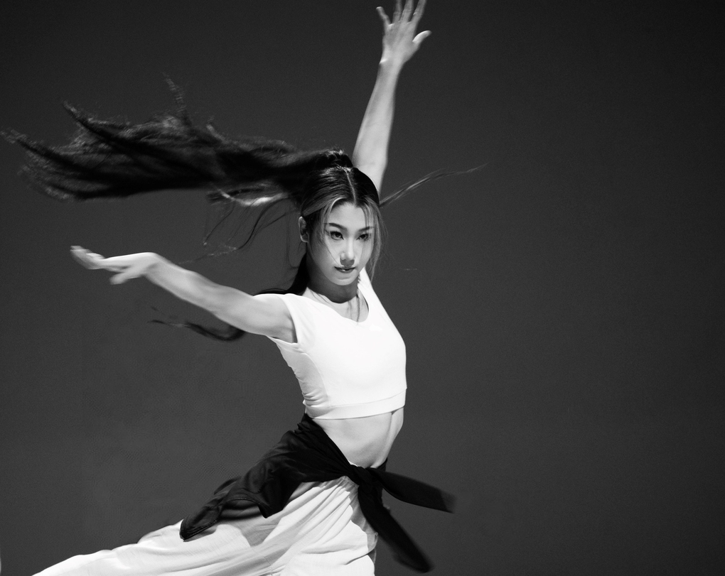 Cô gái xoay liên tục 3 tiếng trong buổi biểu diễn chim công ở Hà Nội là ai? - 2