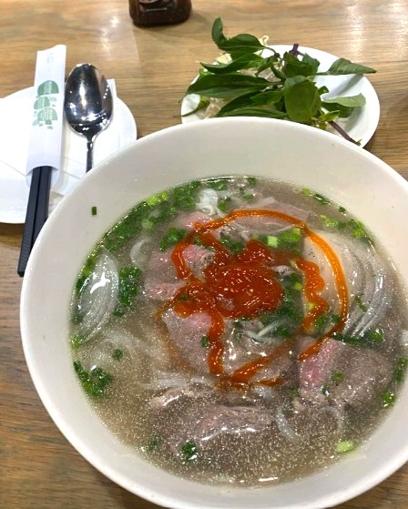 Có gì trong tô phở 346.000 đồng ở sân bay Cam Ranh?; Tăng tuổi nghỉ hưu trong năm 2026 1 sân bay - Ảnh 1.