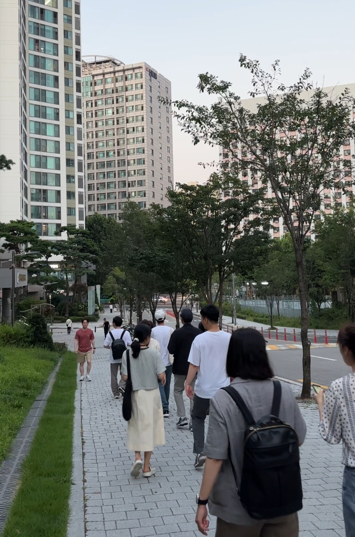 Tiết kiệm cả đời cũng không đủ tiền mua nhà, dân văn phòng mách nhau: Cố làm được việc này thì có thể- Ảnh 1.