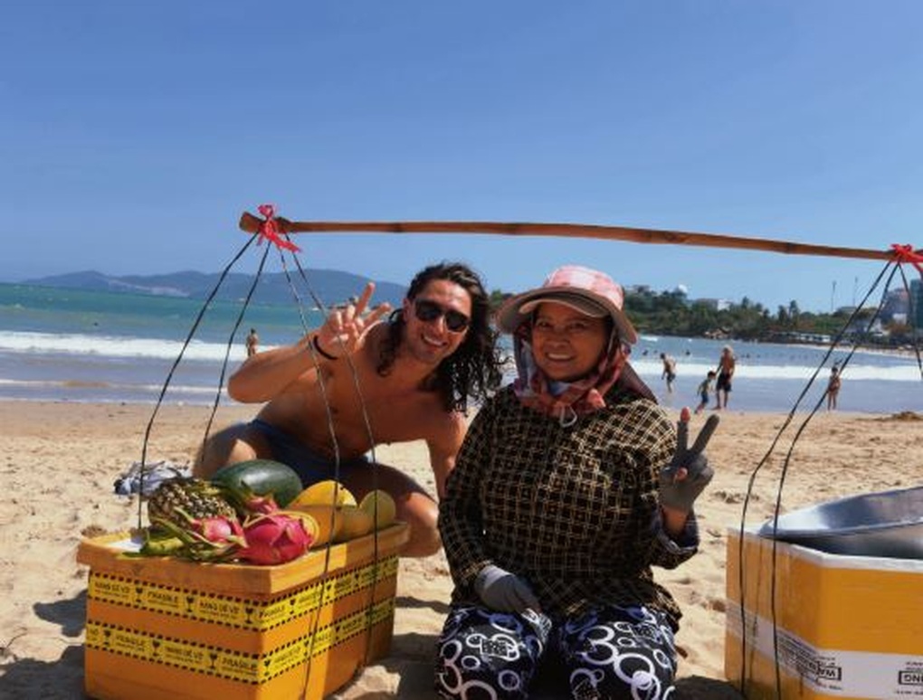 Có màn hát tiếng Anh độc đáo, chị bán hoa quả ở Việt Nam nổi tiếng toàn cầu - 1