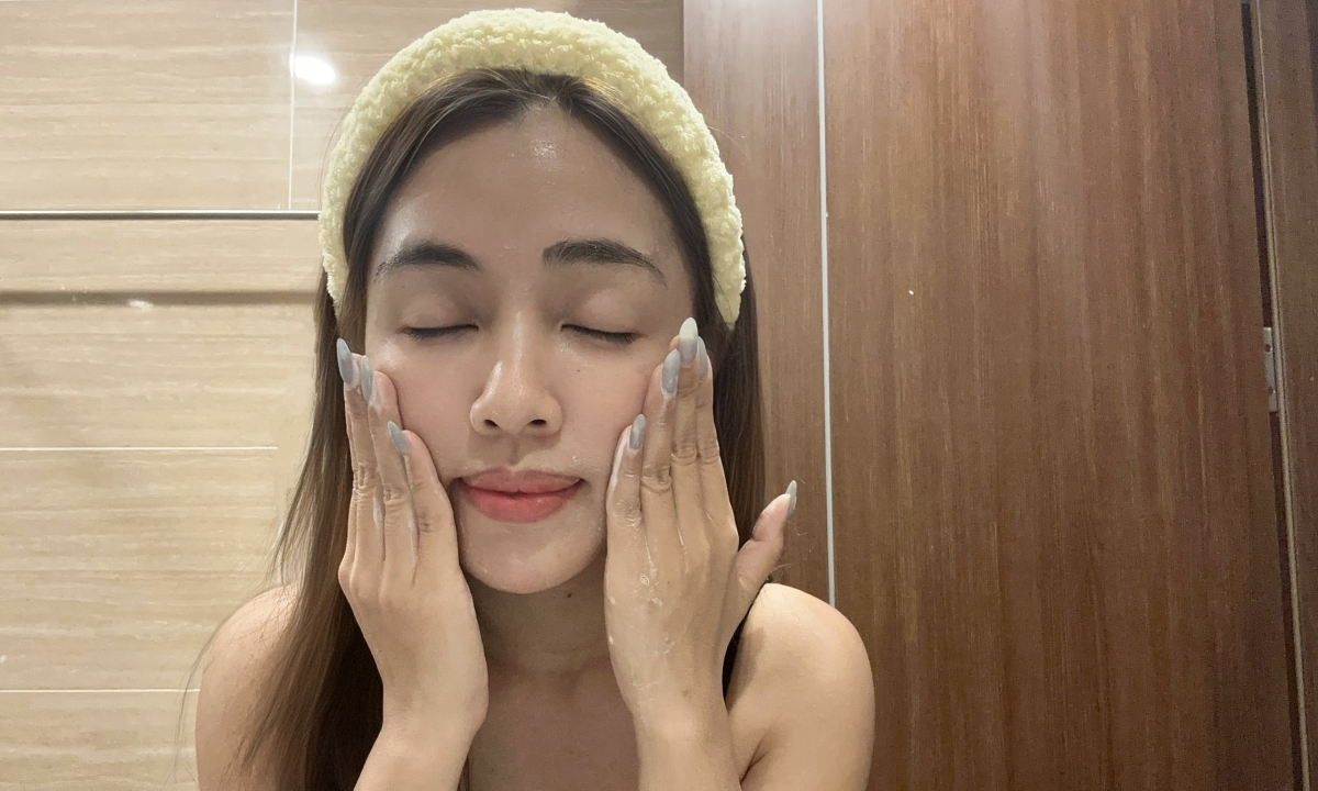 Co nen dung nuoc muoi sinh ly rua mat