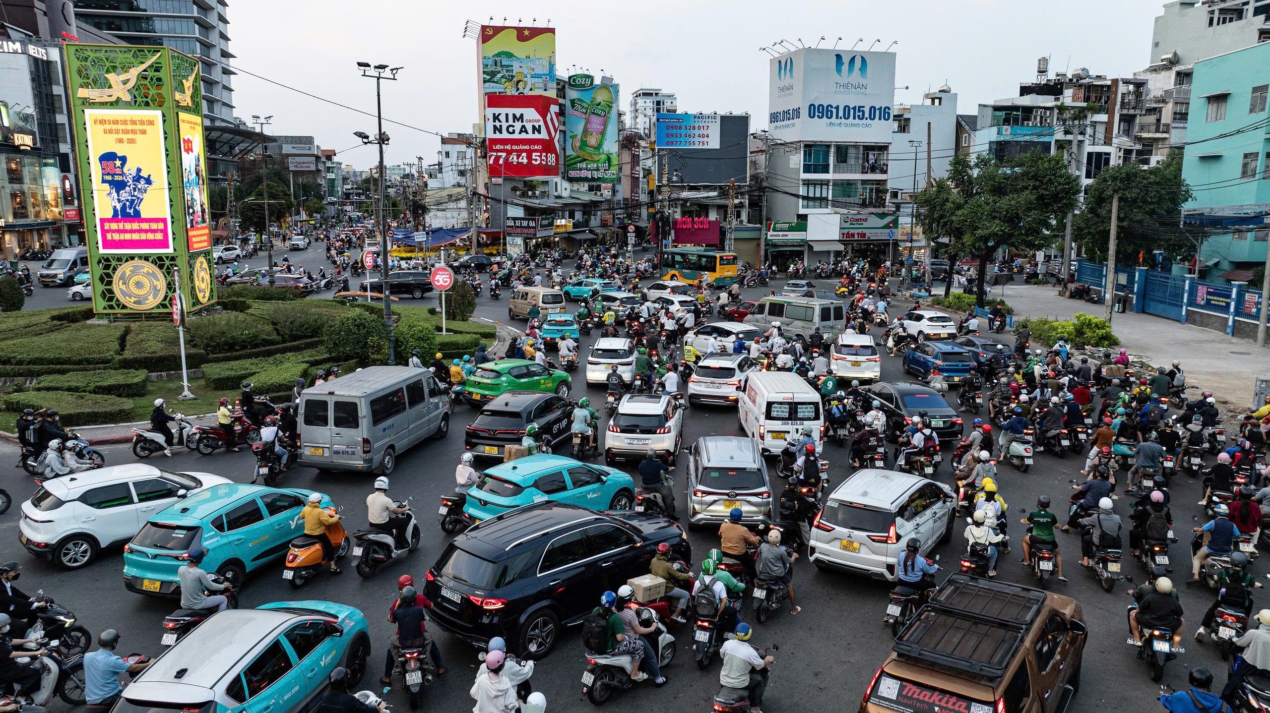 Có nên tháo dỡ vòng xoay ở TP.HCM ? - Ảnh 1.