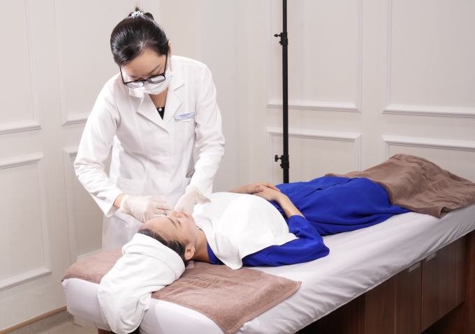 Bác sĩ đang thực hiện tiêm filler vùng mắt cho một phụ nữ. Ảnh: Bệnh viện Đa khoa Tâm Anh