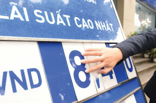 Lãi suất tiết kiệm thực tế vượt xa mức công bố: Có ngân hàng niêm yết 3,5% nhưng nhân viên chào khách hơn 7%- Ảnh 1. Lãi suất tiết kiệm thực tế vượt xa mức công bố: Có ngân hàng niêm yết 3,5% nhưng nhân viên chào khách hơn 7%- Ảnh 1.