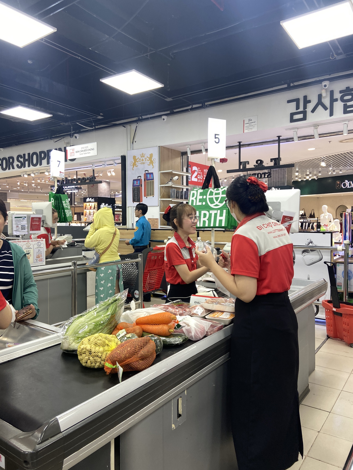 Mua rau siêu thị 23.000 mà ra chợ tận 40.000 đồng: Có phải bây giờ đi siêu thị rẻ hơn đi chợ?- Ảnh 1.