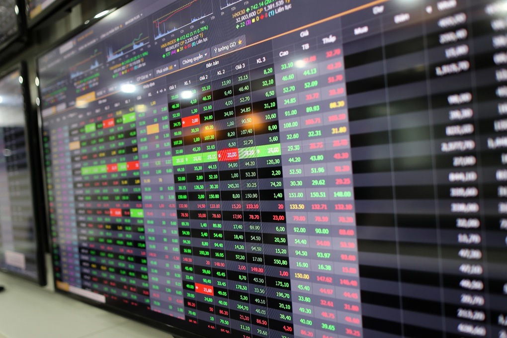 Cổ phiếu giảm sâu, người nhà sếp lớn ồ ạt chi tiền tỷ bắt đáy - 1