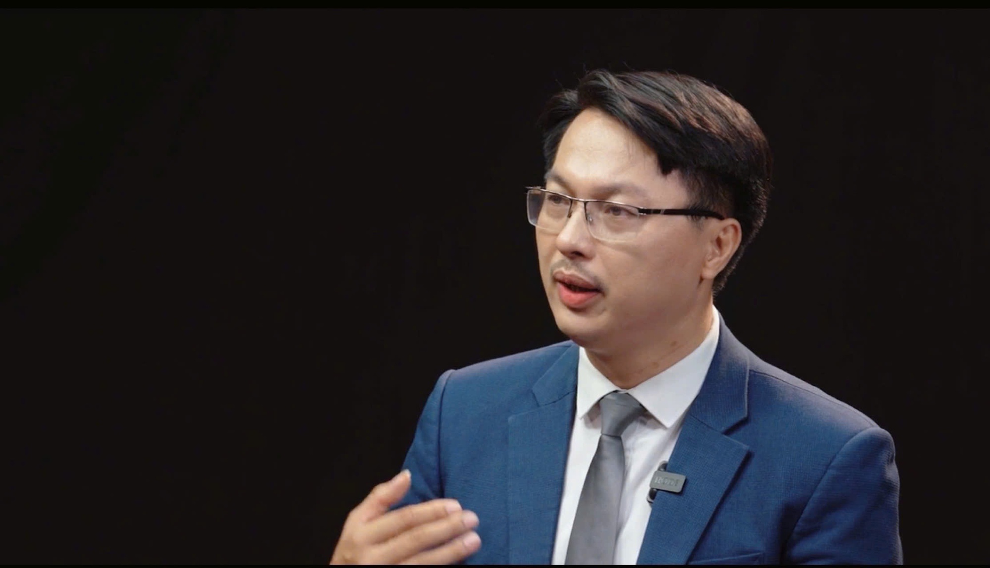 Tài xế Range Rover dùng dao chọc thủng lốp xe SH ở Hà Nội: Có thể đối diện hình phạt nào?- Ảnh 1.