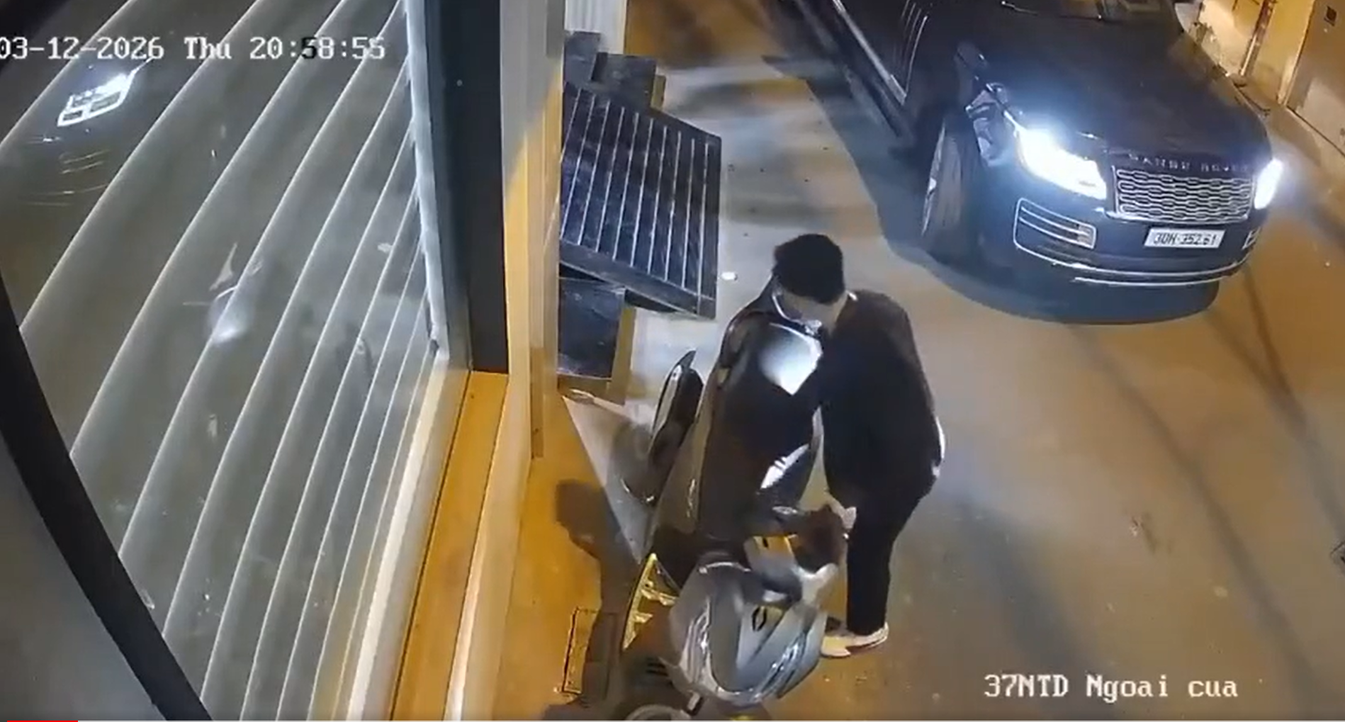 Tài xế Range Rover dùng dao chọc thủng lốp xe SH ở Hà Nội: Có thể đối diện hình phạt nào?- Ảnh 2.