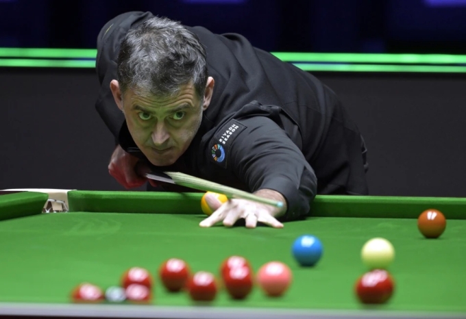 Cơ thủ Anh Ronnie OSullivan thi đấu với Xiao Guodong (Trung Quốc) ở vòng hai giải Snooker World Grand Prix 2026 tại Hong Kong ngày 5/2/2026. Ảnh: Xinhua/AP