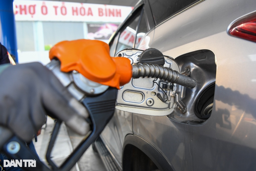 Có tình trạng người dân Lào, Campuchia sang Việt Nam gom mua xăng - 1