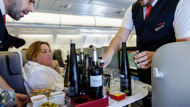 Cảnh tượng hành khách uống bia, ăn nhậu trên máy bay: Có vi phạm quy định? Thì ra nhiều người chưa biết- Ảnh 3.