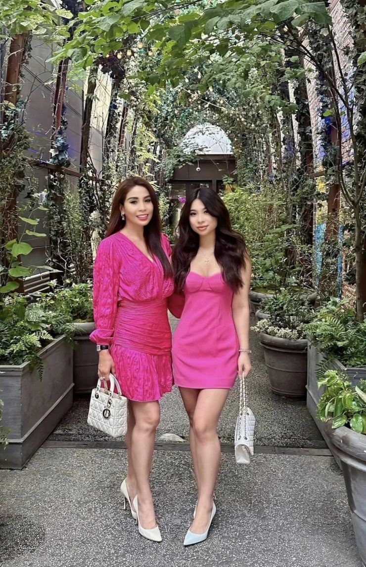 Hai mẹ con Lý Hương gắn kết sau 12 năm xa cách. 