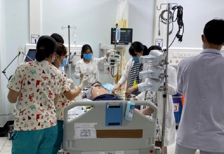 Các bác sĩ Bệnh viện Nhi Đồng Thành phố cấp cứu cho bệnh nhi (ảnh minh họa)