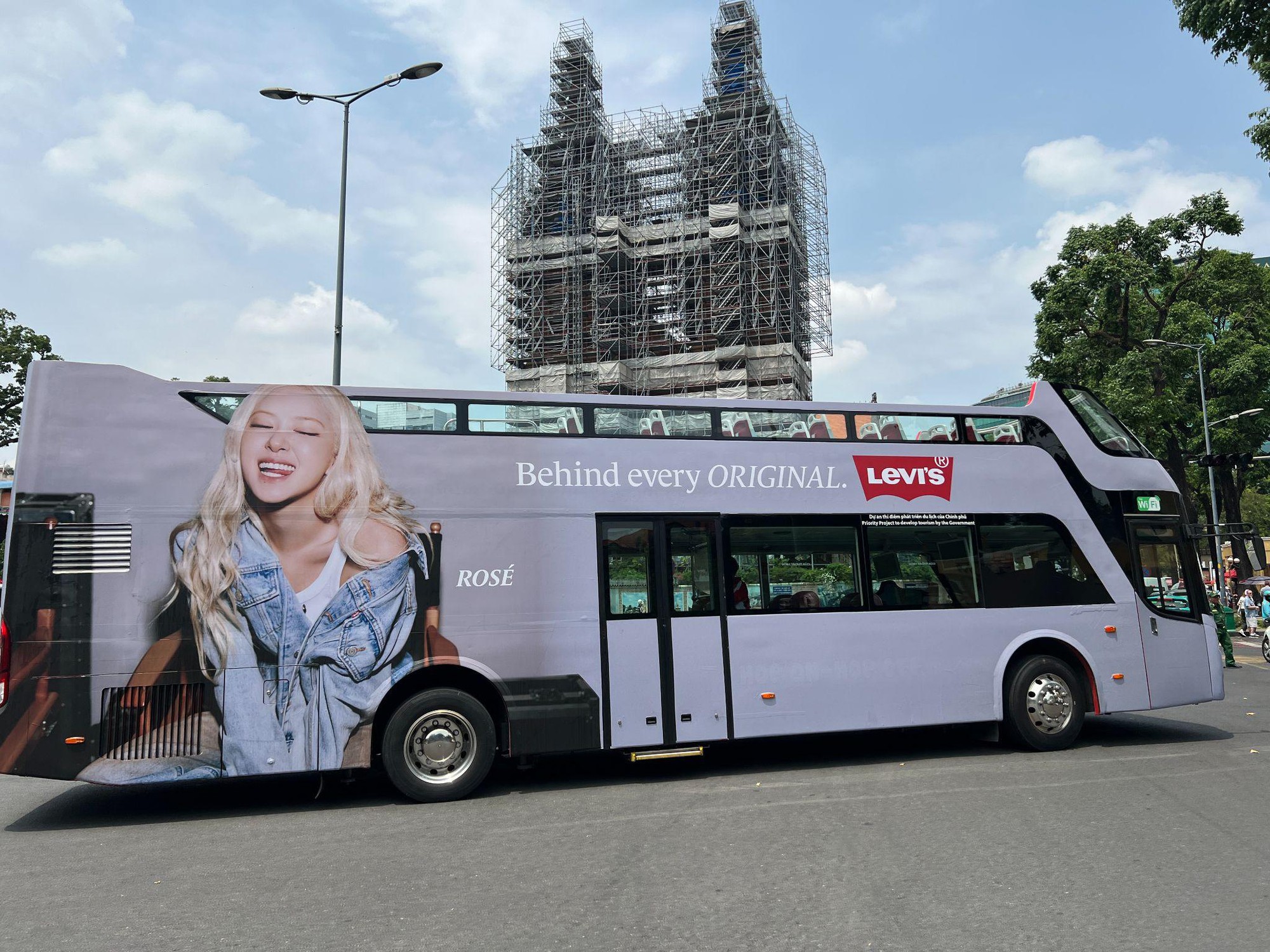 Cơn sốt check-in “bắt gặp Rosé ở Việt Nam” đến săn lùng “chiếc quần jeans Levi’s”- Ảnh 1. Cơn sốt check-in “bắt gặp Rosé ở Việt Nam” đến săn lùng “chiếc quần jeans Levi’s”- Ảnh 1.