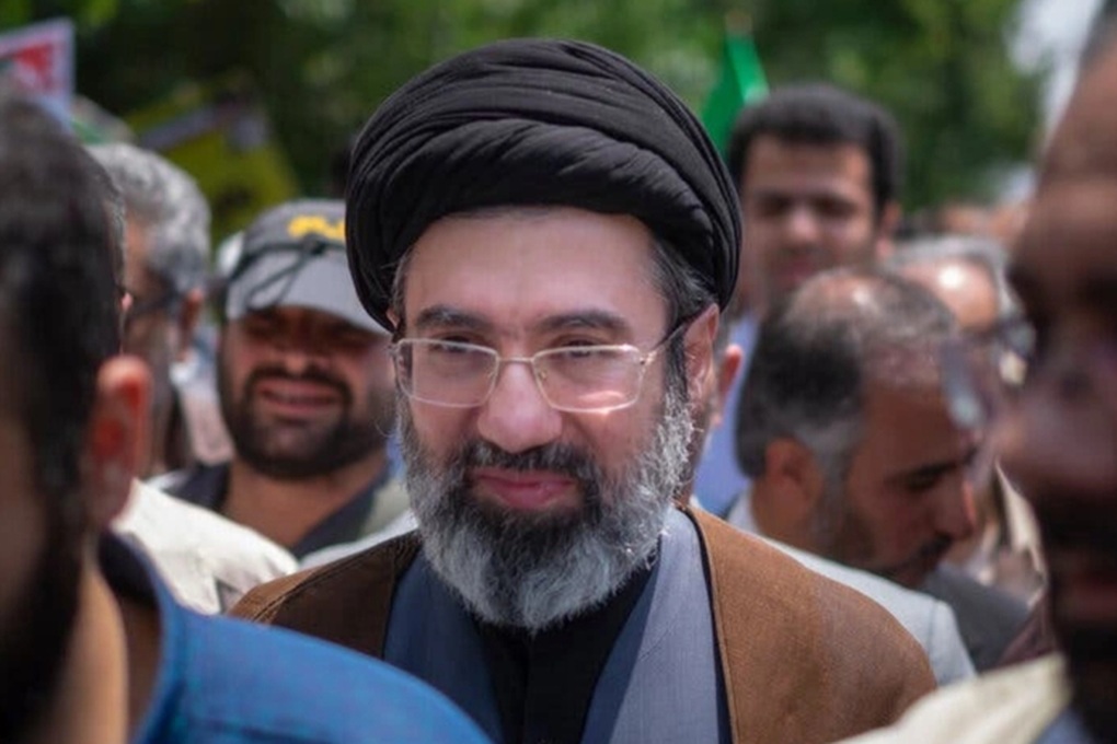 Con trai Lãnh tụ Tối cao Iran Ali Khamenei dẫn đầu cuộc đua kế nhiệm - 1