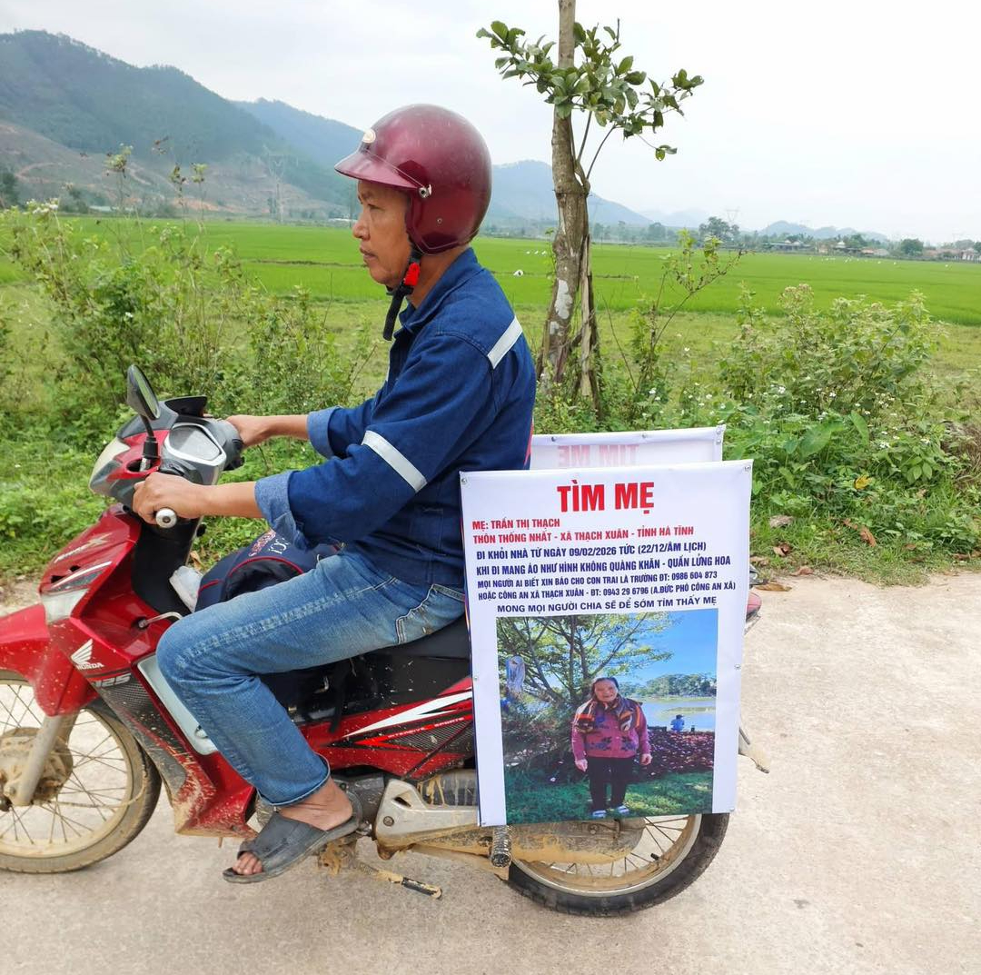Con trai dán thông báo lên xe máy đi khắp nơi tìm người mẹ mất tích đã mấy tháng 1 mất tích - Ảnh 1.