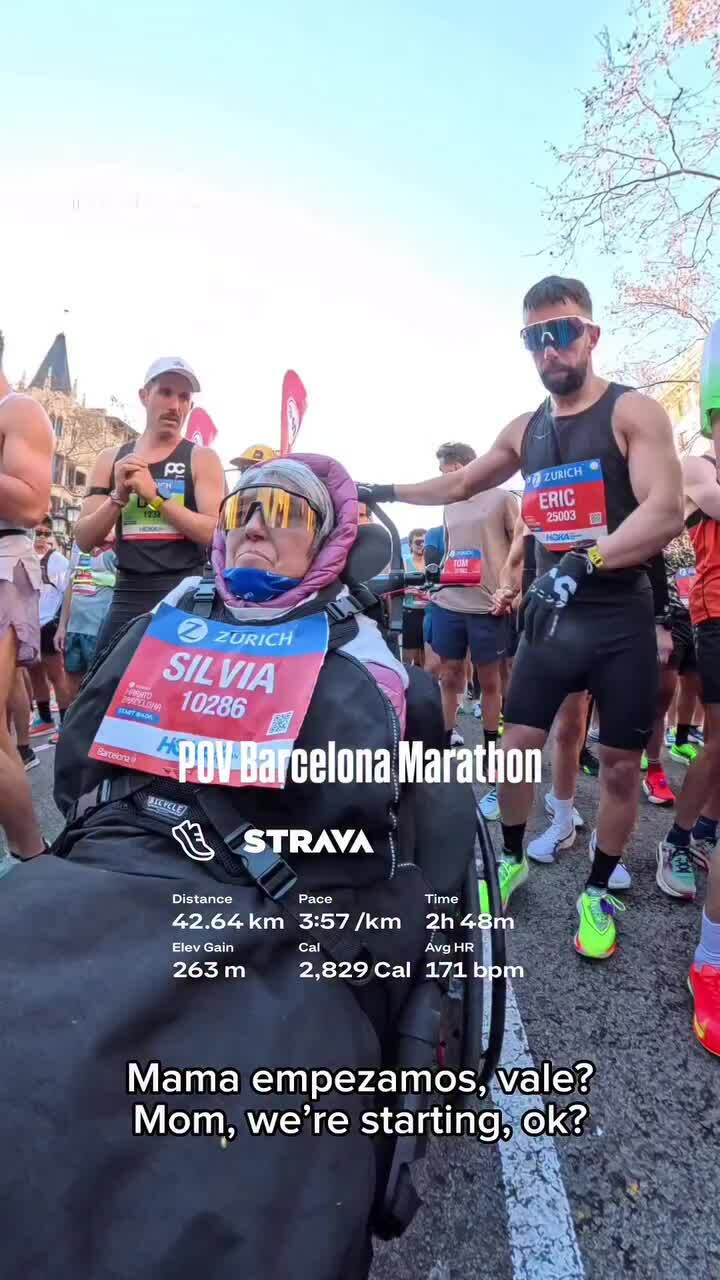 Con trai đẩy xe lăn cùng mẹ chinh phục 12 giải marathon