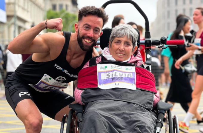 Eric và bà Sylvia sau khi về đích tại giải Zurich Rock n Roll Marathon Madrid 2024. Ảnh: Instagram / eeriic