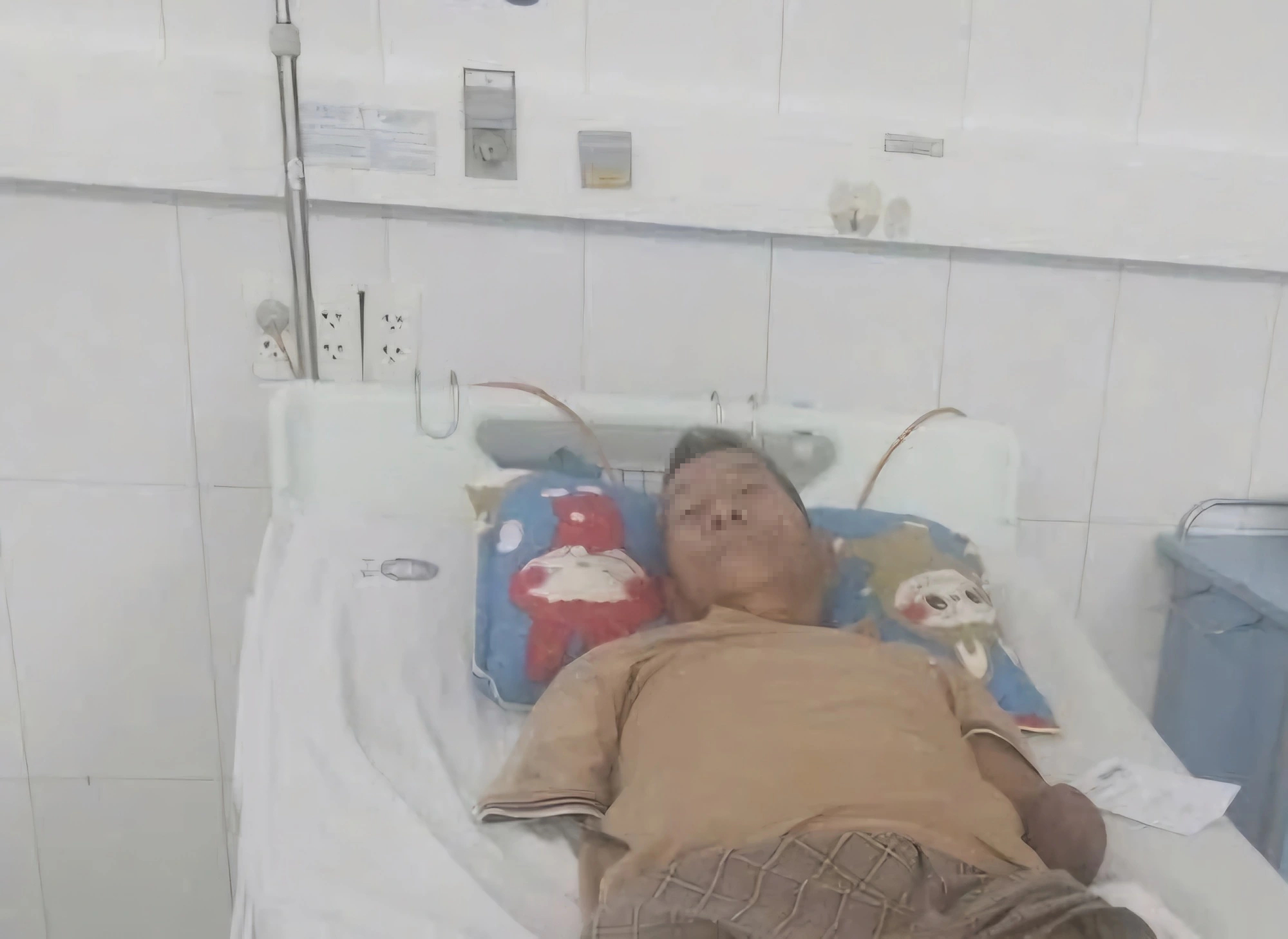 Con trai kể khoảnh khắc cụ ông cụt 2 tay kẹp rắn hổ mang đem về nhà- Ảnh 1. Con trai kể khoảnh khắc cụ ông cụt 2 tay kẹp rắn hổ mang đem về nhà- Ảnh 1.