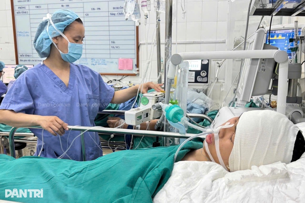 Con trai nhiều lần mổ u não nguy kịch, mẹ nghèo giằng xé tâm can cầu cứu - 1