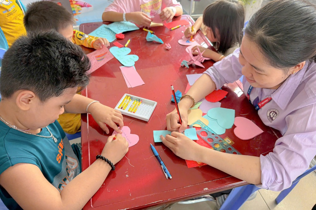 “Con xếp hạc để ước mơ mau hết bệnh, được trở về nhà” - 1