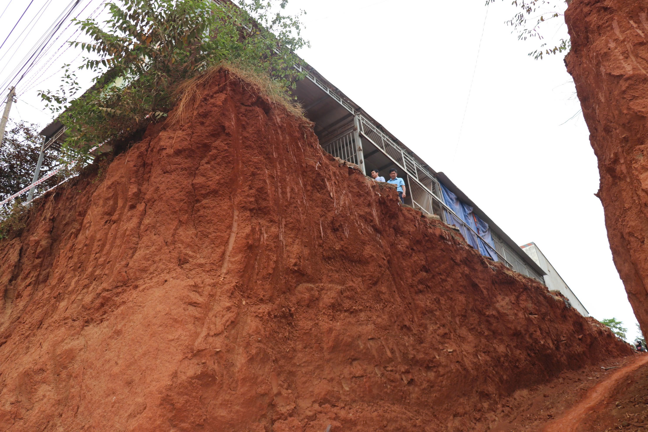 Công an Đồng Nai vào cuộc điều tra vụ hạ cốt nền lấy đất khiến nhà dân cheo leo - Ảnh 1.