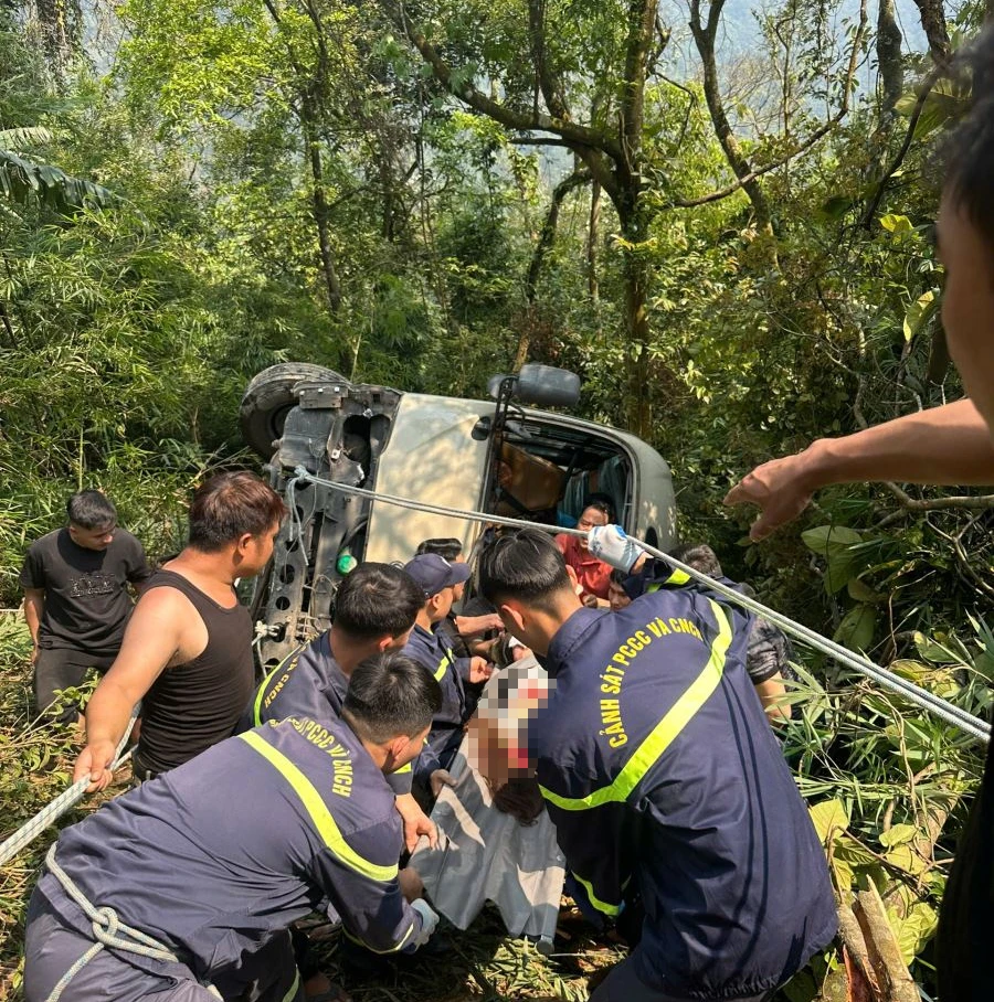 Cảnh sát PCCC và CNCH, Công an tỉnh Phú Thọ cùng lực lượng chức năng kịp thời cứu, đưa các nạn nhân đi cấp cứu. Ảnh: CA Tam-Dao.jpg